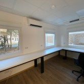 Bureau avec air conditionné et détecteur de fumée