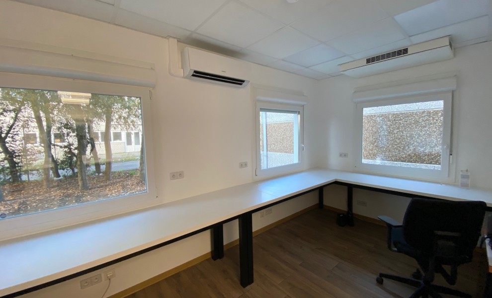 Bureau avec air conditionné et détecteur de fumée