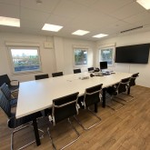 Salle de réunion dans un conteneur de bureau
