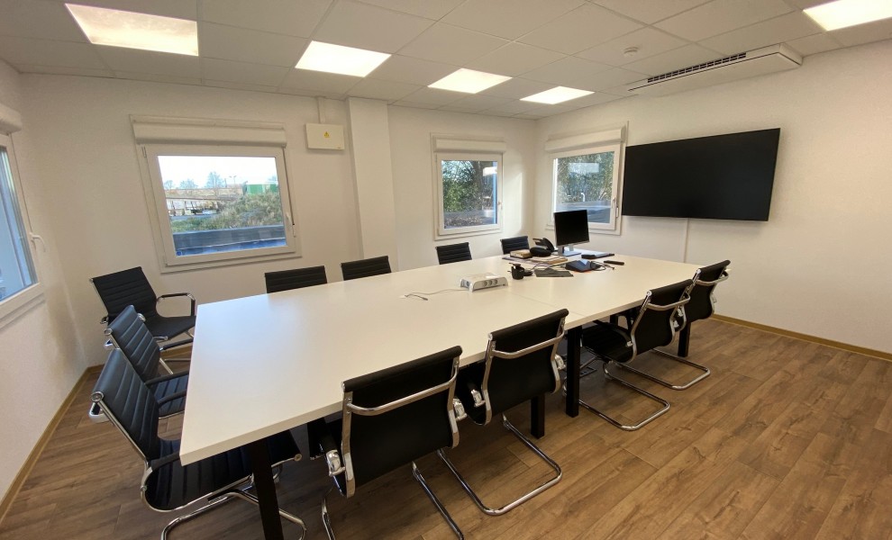 Salle de réunion dans un conteneur de bureau