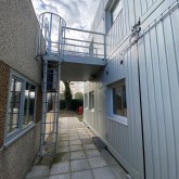 Conteneur à plate-forme avec escalier de secours