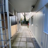 Conteneur à plate-forme avec escalier de secours