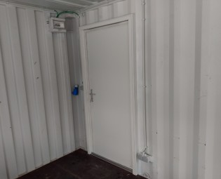 20ft zwarte barcontainer met luik en electriciteit - Loopdeur