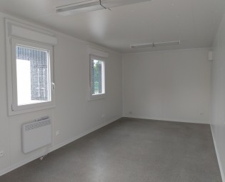Weiße Bürocontainer von 6 bei 3 meter