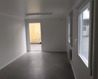 Weiße Bürocontainer von 6 bei 3 meter