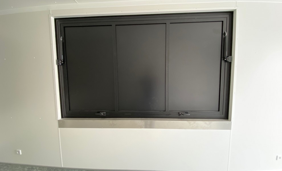 Conteneur de bar 6x3m en noir (Ral 9005)