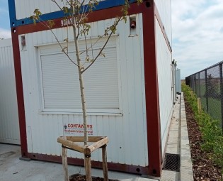 Gebrauchte Bürocontainer 6 x 3 m, Weiß mit Bordeauxrot Gestell Gebrauchte Bürocontainer 6 x 3 m, Weiß mit Bordeauxrot Gestell