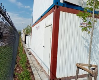 Gebrauchte Bürocontainer 6 x 3 m, Weiß mit Bordeauxrot Gestell Gebrauchte Bürocontainer 6 x 3 m, Weiß mit Bordeauxrot Gestell