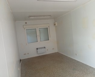 Gebrauchte Bürocontainer 6 x 3 m, Weiß mit Bordeauxrot Gestell Gebrauchte Bürocontainer 6 x 3 m, Weiß mit Bordeauxrot Gestell