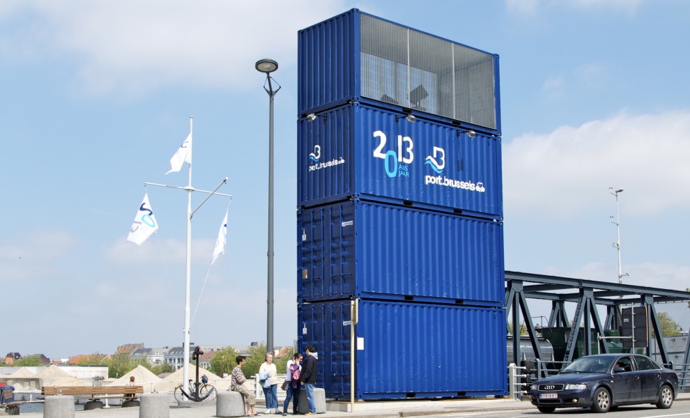 Conteneurs maritimes empilé (2)