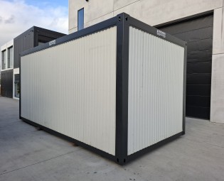 Tweedehands bureelcontainer 6x3m met zwart kader